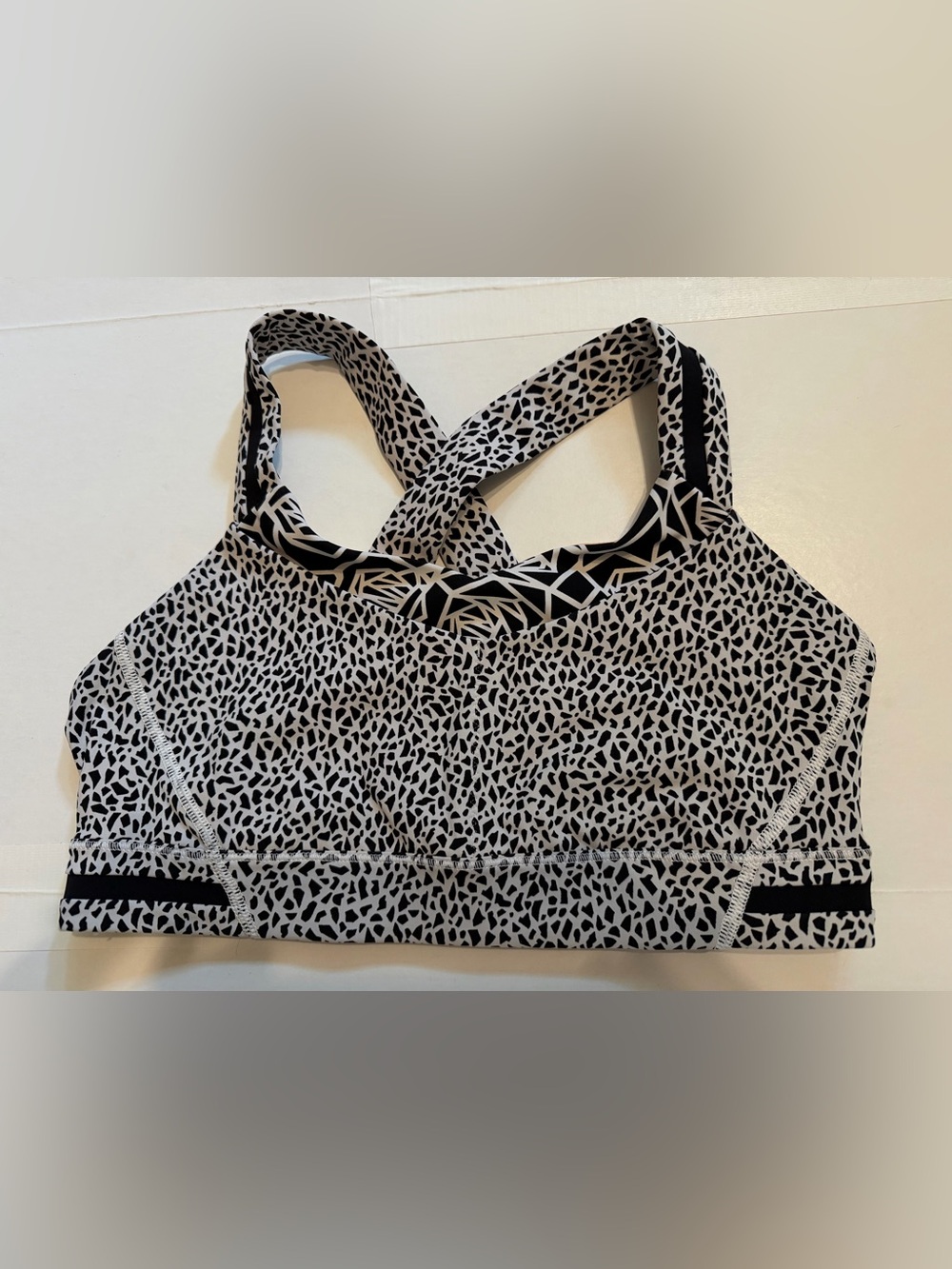 Sz 8 Lululemon Black & White Patterned Crossback Sports Bra excellent condition